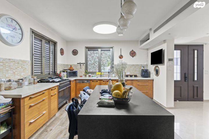 בית פרטי/ קוטג', אנה פרנק, בנות חיל, ראשון לציון