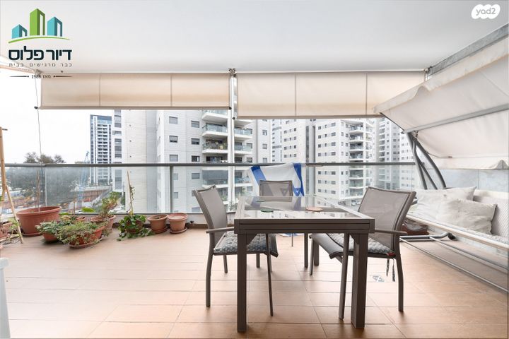 דירה, משה פריד, חצרות המושבה, רחובות