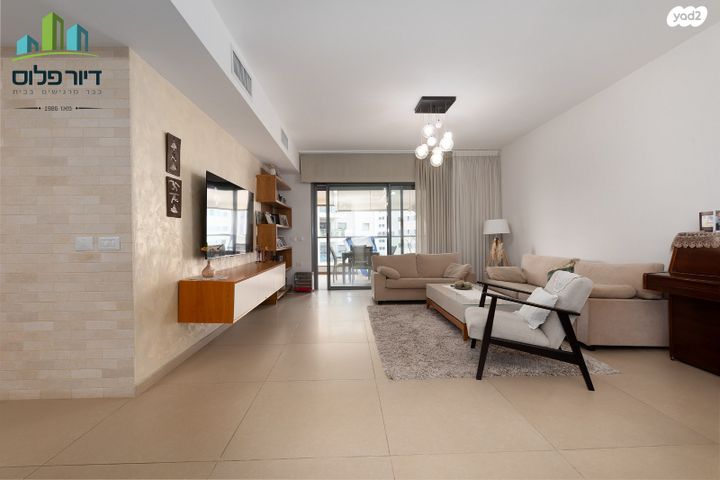 דירה, משה פריד, חצרות המושבה, רחובות