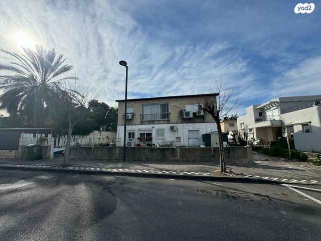 דו משפחתי, קרית אתא