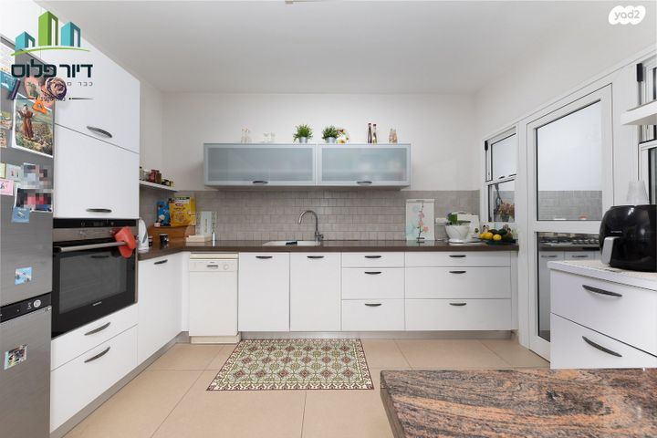 דירה, משה פריד, חצרות המושבה, רחובות