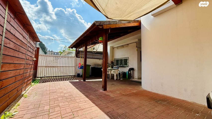 דו משפחתי, רחובות