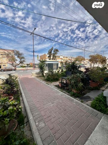 שדרות יגאל אלון 86