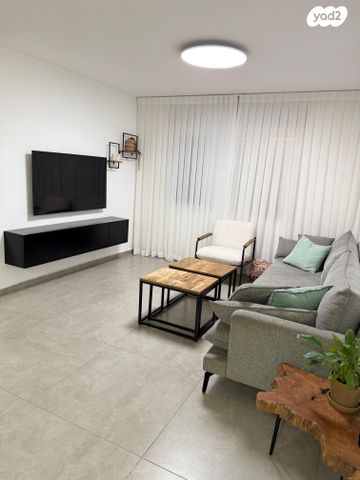 דירה, אהוד דולינסקי, אושיות, רחובות