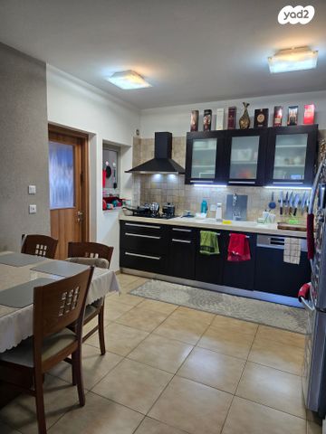 דירה, גבעת טל, אלפי מנשה