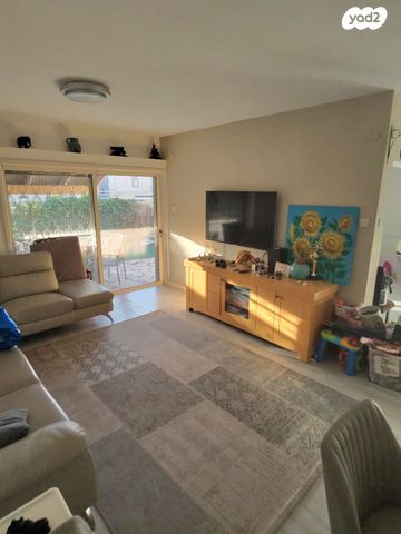 דו משפחתי, צוותא א, אלפי מנשה