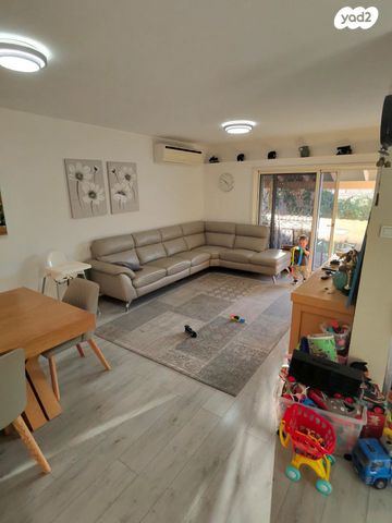 דו משפחתי, צוותא א, אלפי מנשה