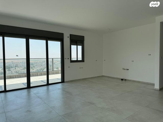 גג/ פנטהאוז, רבי דוד דנינו, הפרחים, קרית גת