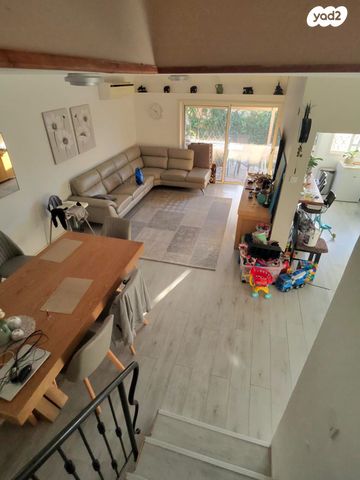 דו משפחתי, צוותא א, אלפי מנשה