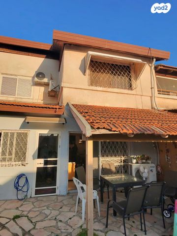 דו משפחתי, צוותא א, אלפי מנשה