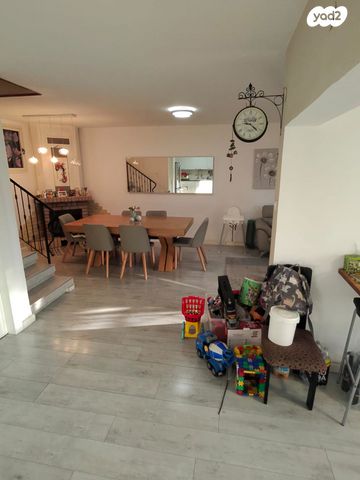 דו משפחתי, צוותא א, אלפי מנשה