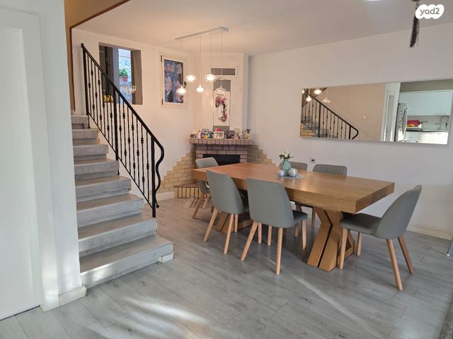 דו משפחתי, צוותא א, אלפי מנשה