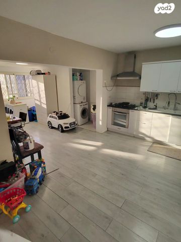 דו משפחתי, צוותא א, אלפי מנשה