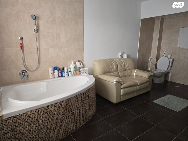 דו משפחתי, צוותא א, אלפי מנשה