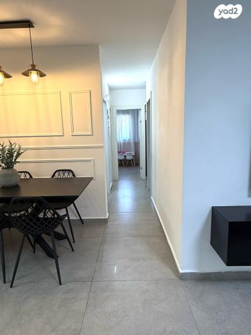 דירה, אהוד דולינסקי, אושיות, רחובות