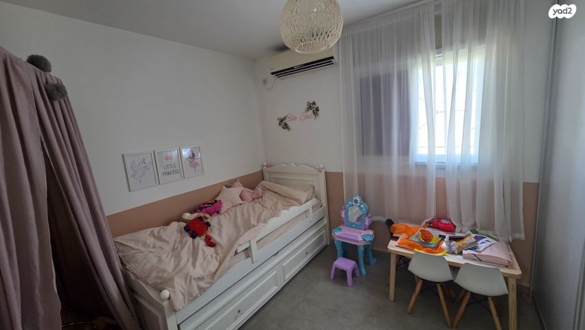 דירה, אהוד דולינסקי, אושיות, רחובות