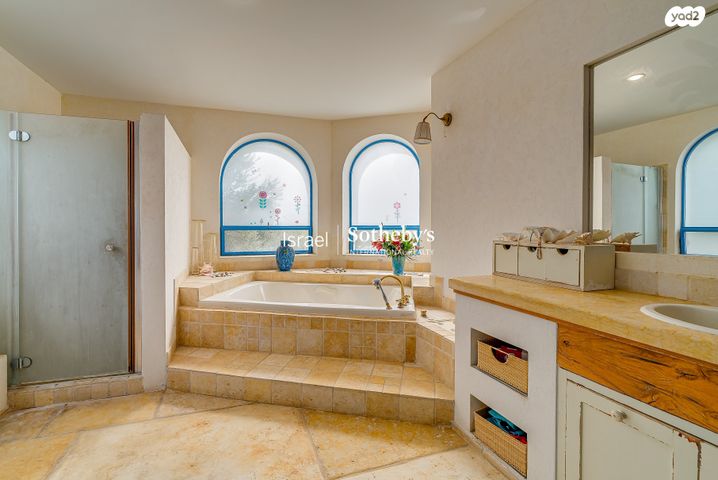 בית פרטי/ קוטג', איריס, הפרחים, קיסריה