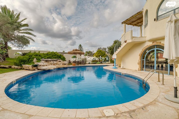 בית פרטי/ קוטג', איריס, הפרחים, קיסריה