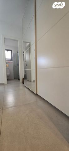 דירת גן, הפרחים, חריש