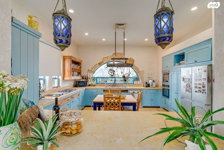 בית פרטי/ קוטג', איריס, הפרחים, קיסריה