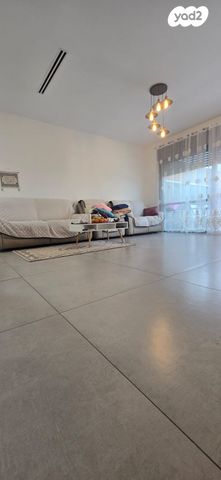 דירת גן, הפרחים, חריש