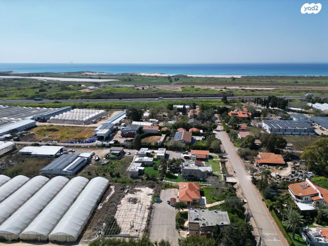 מגרשים