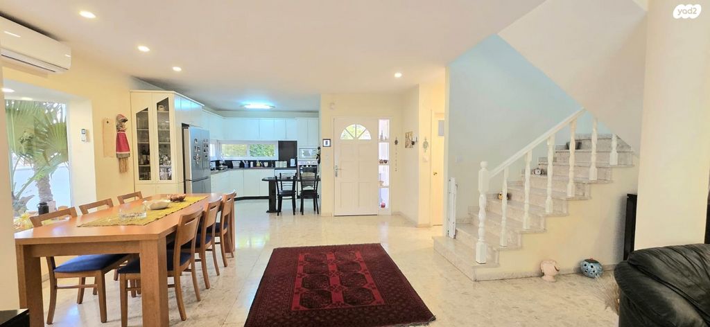 דו משפחתי, אורנית