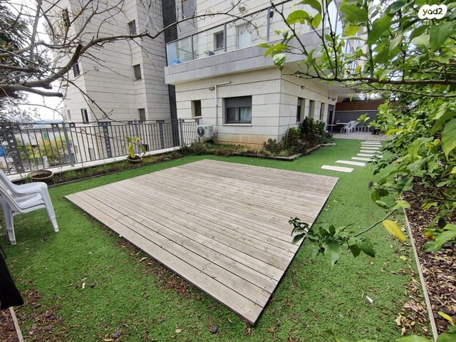 דירת גן, הפרחים, חריש