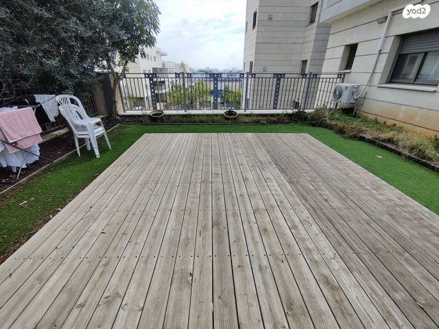 דירת גן, הפרחים, חריש