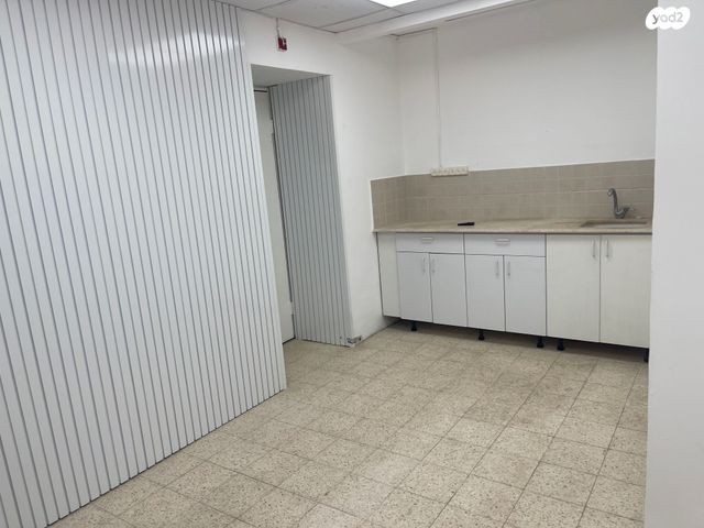 חנויות/ שטח מסחרי, ארז, שורשים, שורשים