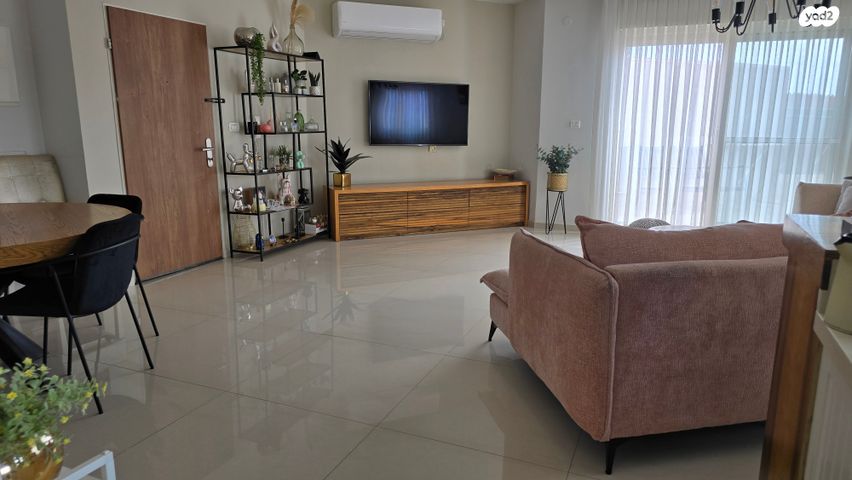 גג/ פנטהאוז, חלוקי נחל, נופי סלע, מעלה אדומים