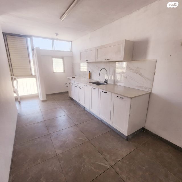 דירה, גיורא יוספטל, גיורא, טירת כרמל