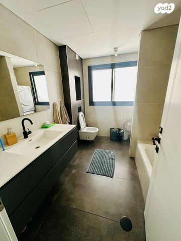 דירה, רחובות הנהר, חרוזים, רמת גן