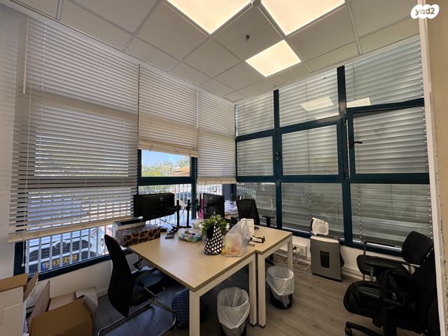 משרדים, קיסריה