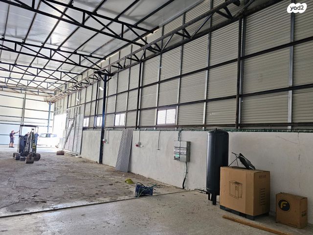 מחסנים, טירה