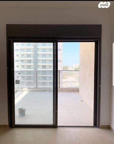 עפרה חזה 15