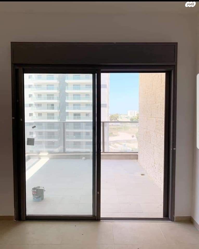 עפרה חזה 15