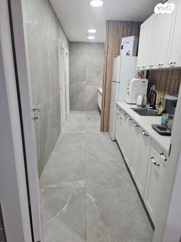 מבני תעשיה, מפעלי נחם הר טוב