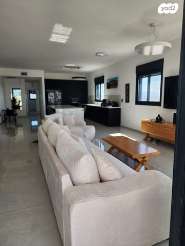 גג/ פנטהאוז, אריק שרון, נהריה