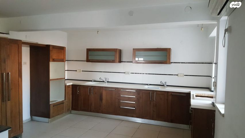 קיבוץ גלויות 80