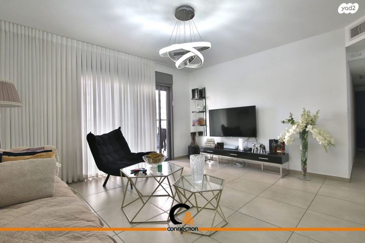 דירה, שלום שבזי, משכנות האומנים, קרית מוצקין