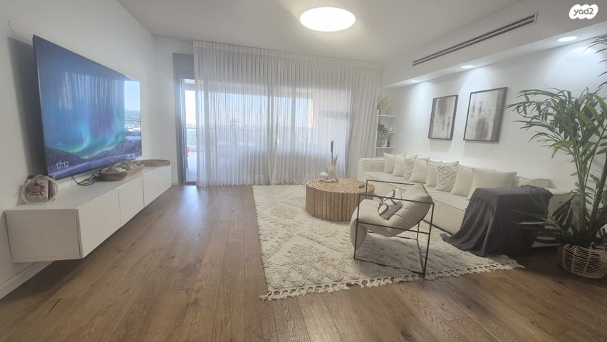 דירת גן, אורנית