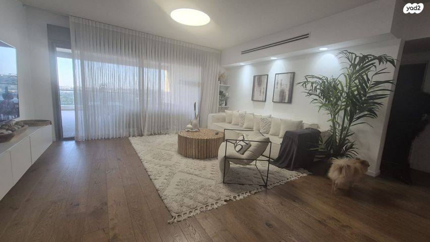 דירת גן, אורנית