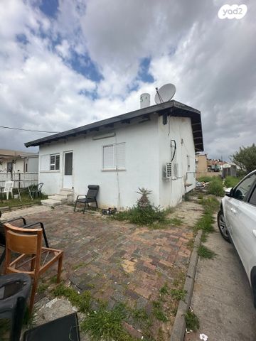 בית פרטי/ קוטג', שיכון עובדים, גן יבנה