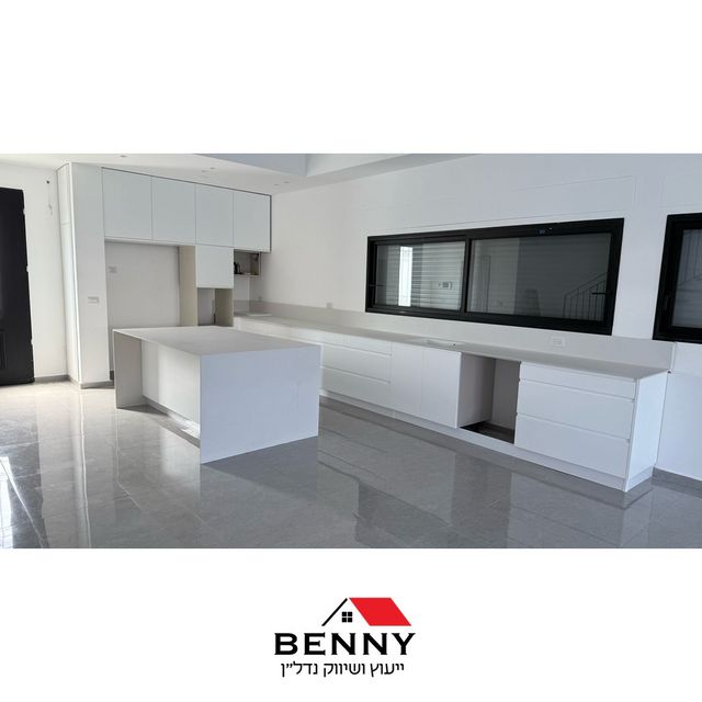 דו משפחתי, תל מונד