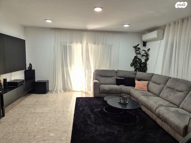 דו משפחתי, שערי תקווה