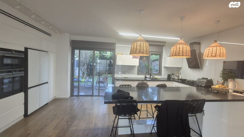 דירת גן, אורנית