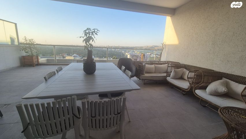 דירת גן, אורנית