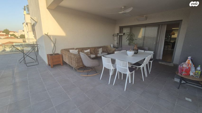 דירת גן, אורנית