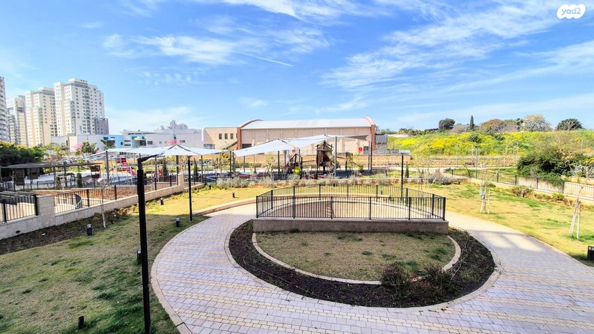 דירה, חיים הרצוג, הוד השרון